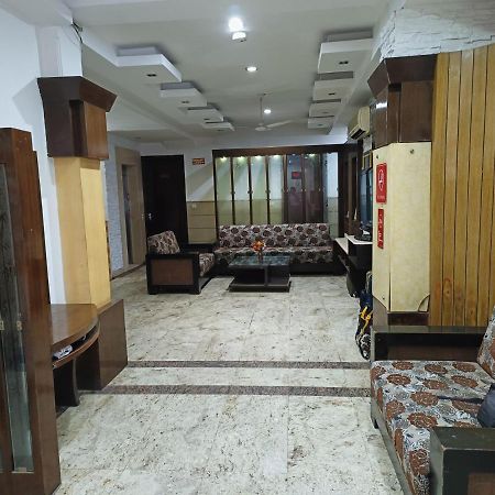 Hotel Tjs Grand Delhi  Exteriör bild