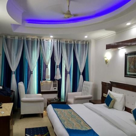 Hotel Tjs Grand Delhi  Exteriör bild