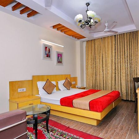 Hotel Tjs Grand Delhi  Exteriör bild
