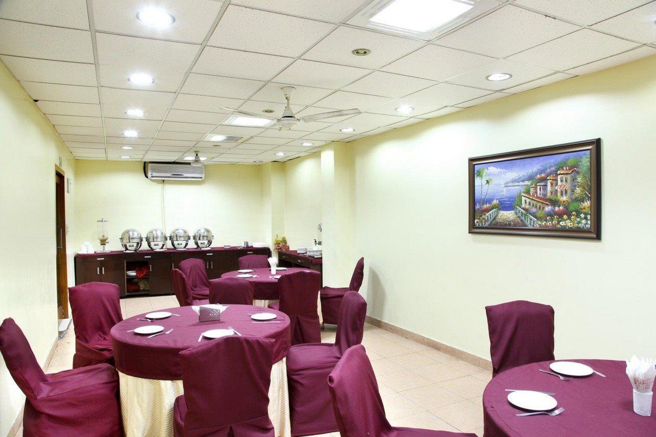 Hotel Tjs Grand Delhi  Exteriör bild