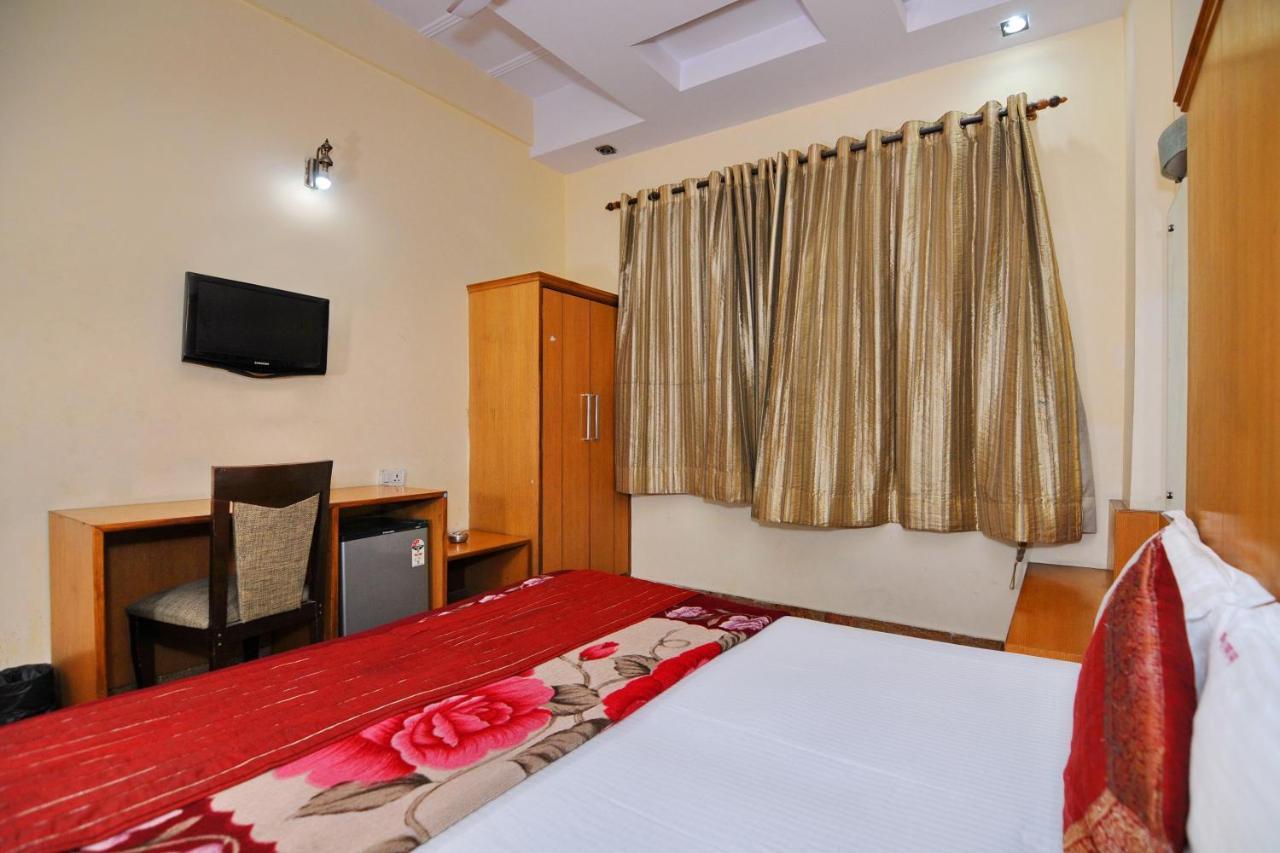 Hotel Tjs Grand Delhi  Exteriör bild