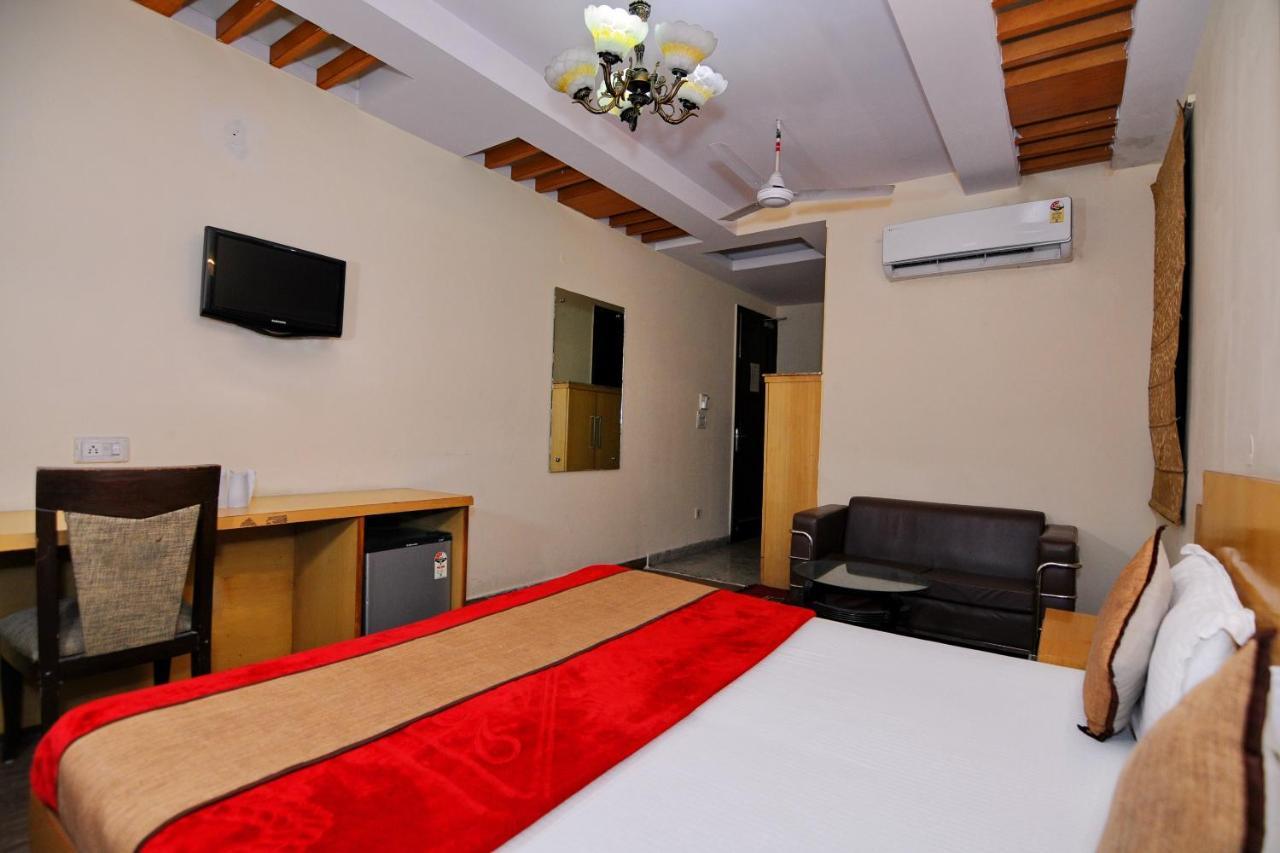 Hotel Tjs Grand Delhi  Exteriör bild