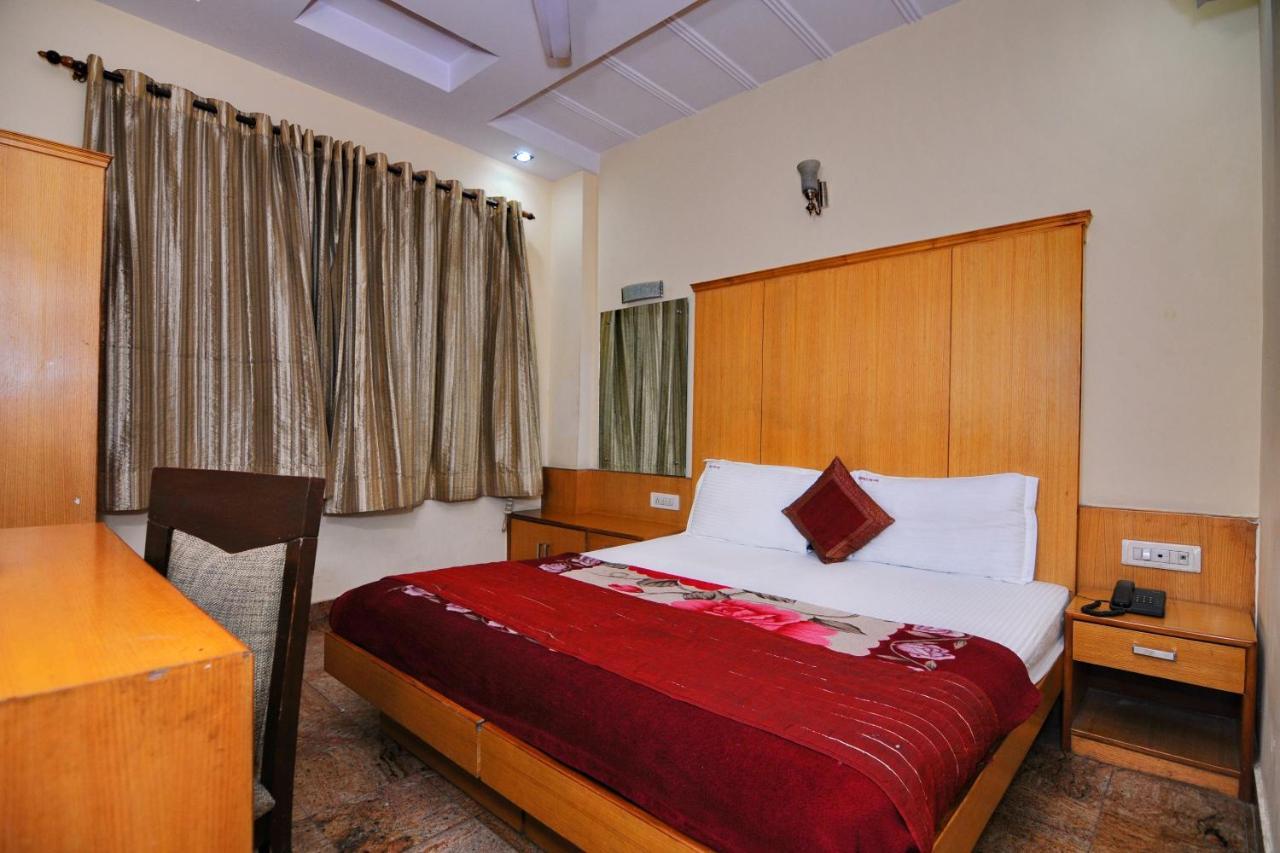 Hotel Tjs Grand Delhi  Exteriör bild