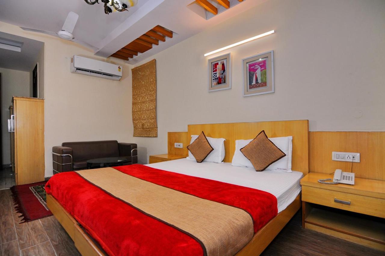 Hotel Tjs Grand Delhi  Exteriör bild