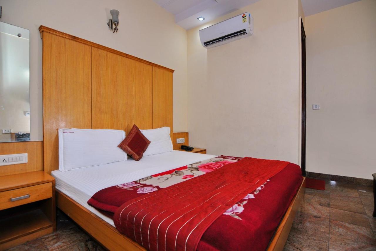 Hotel Tjs Grand Delhi  Exteriör bild