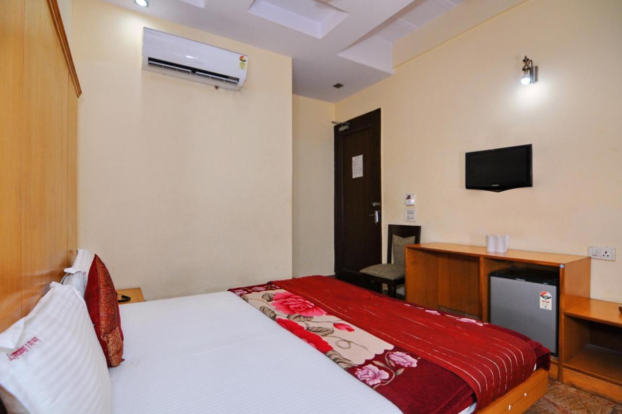 Hotel Tjs Grand Delhi  Exteriör bild