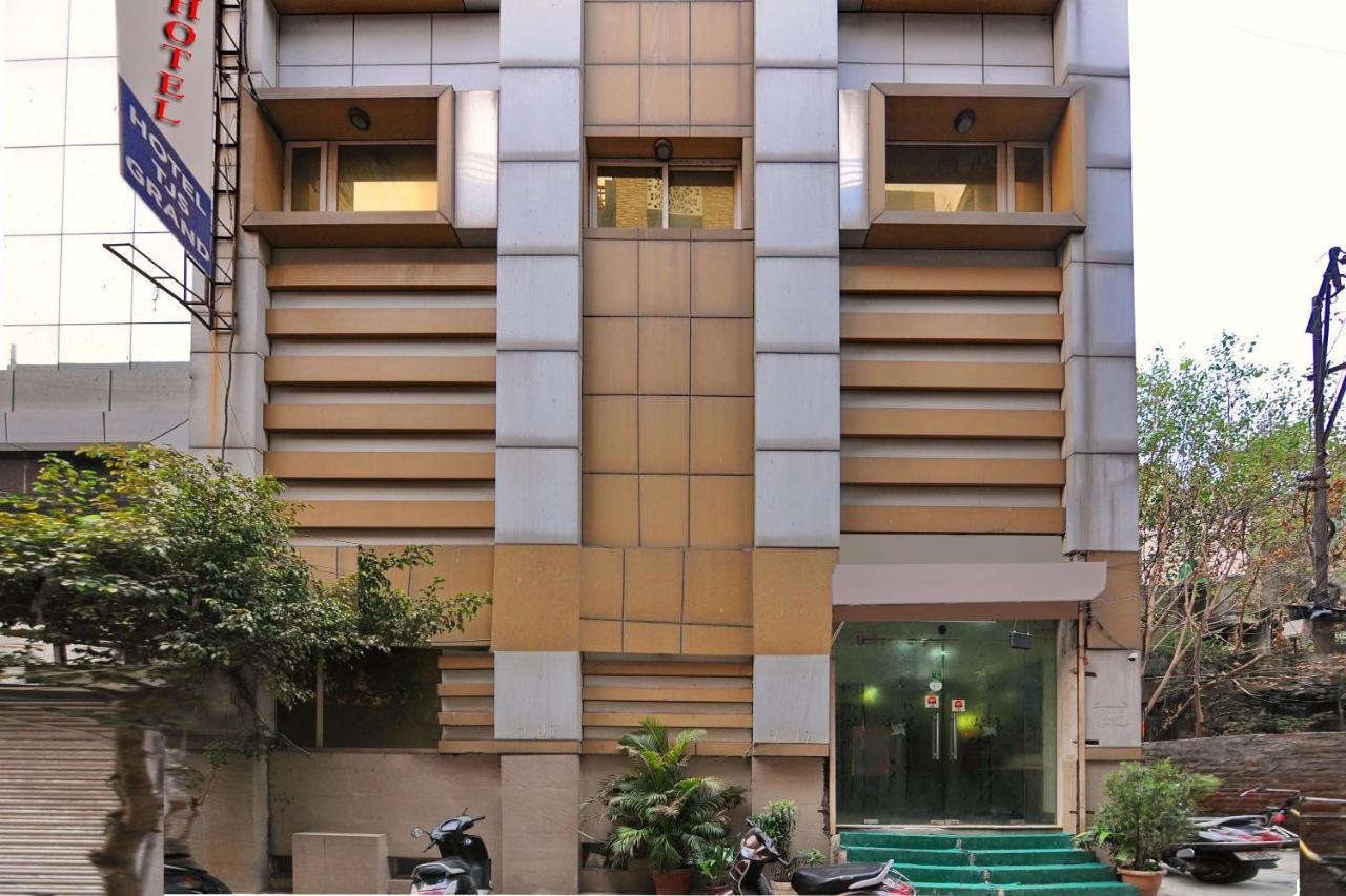 Hotel Tjs Grand Delhi  Exteriör bild