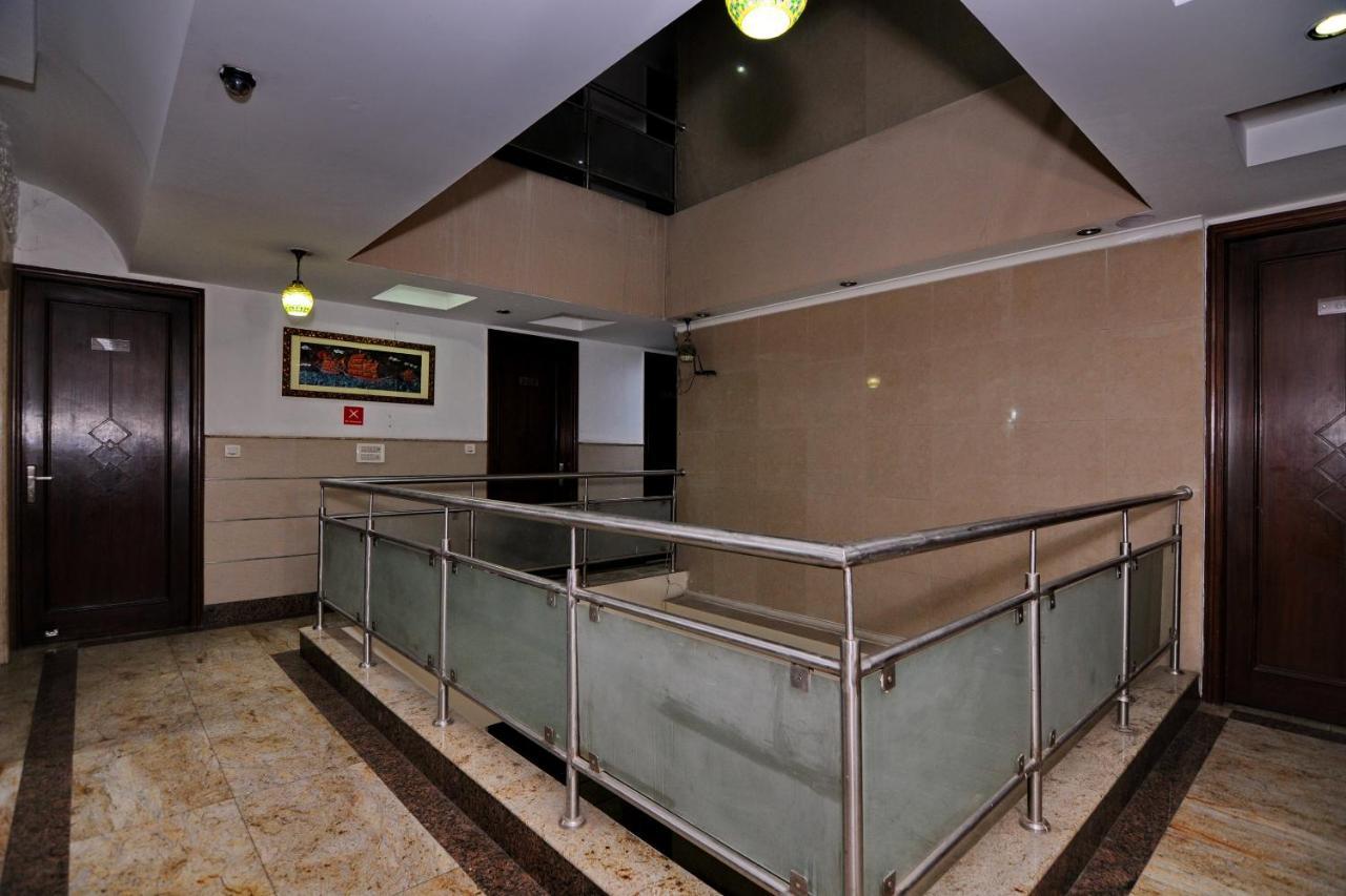 Hotel Tjs Grand Delhi  Exteriör bild