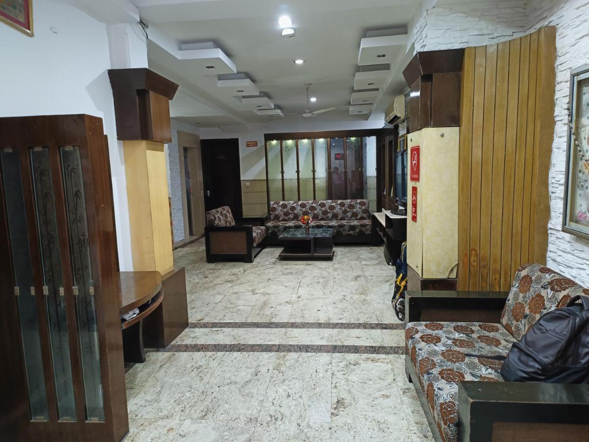 Hotel Tjs Grand Delhi  Exteriör bild