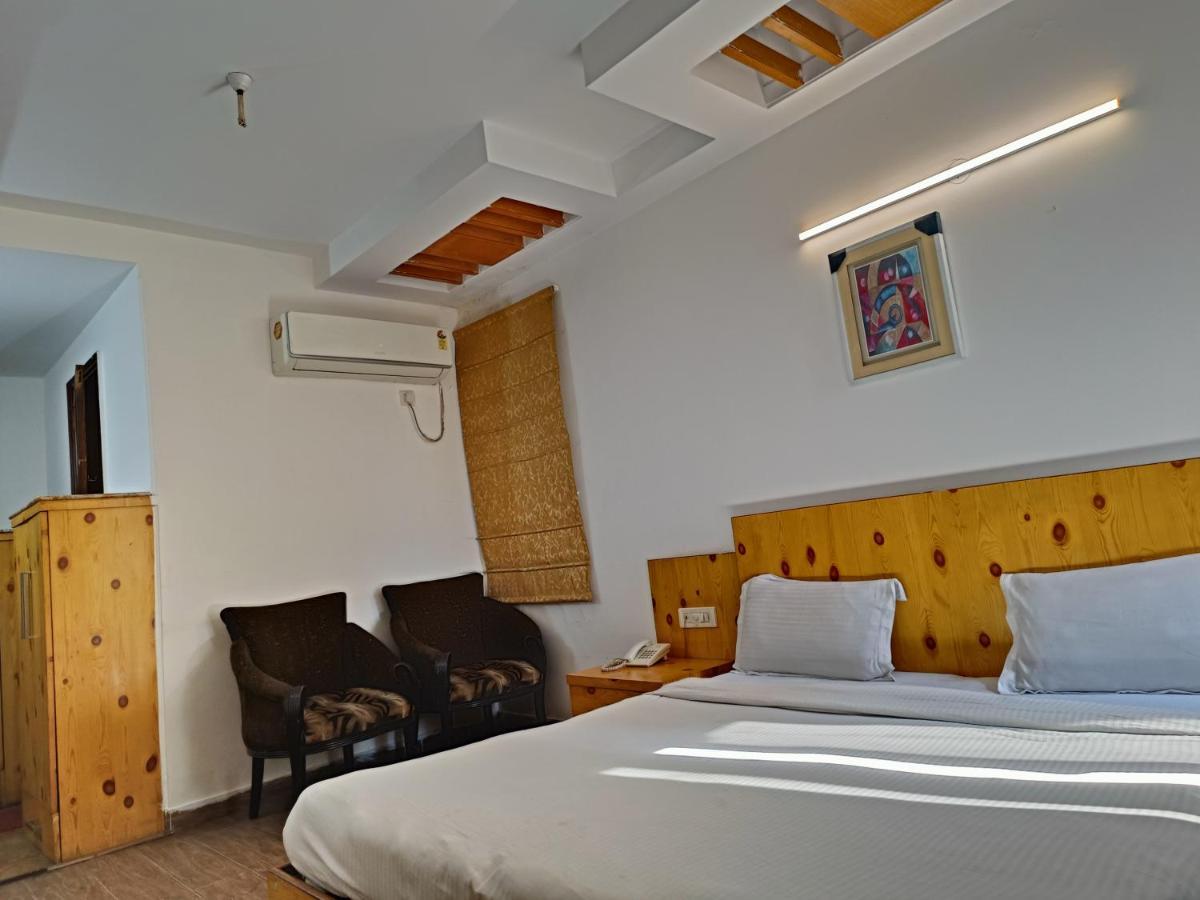 Hotel Tjs Grand Delhi  Exteriör bild
