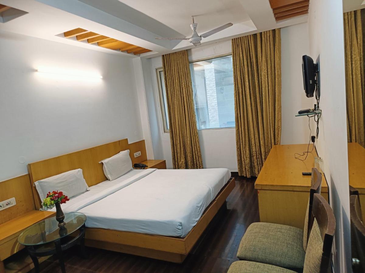 Hotel Tjs Grand Delhi  Exteriör bild