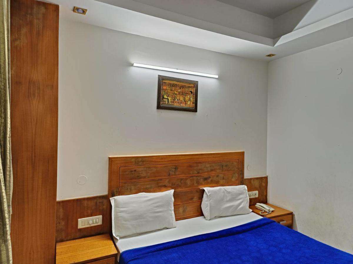Hotel Tjs Grand Delhi  Exteriör bild