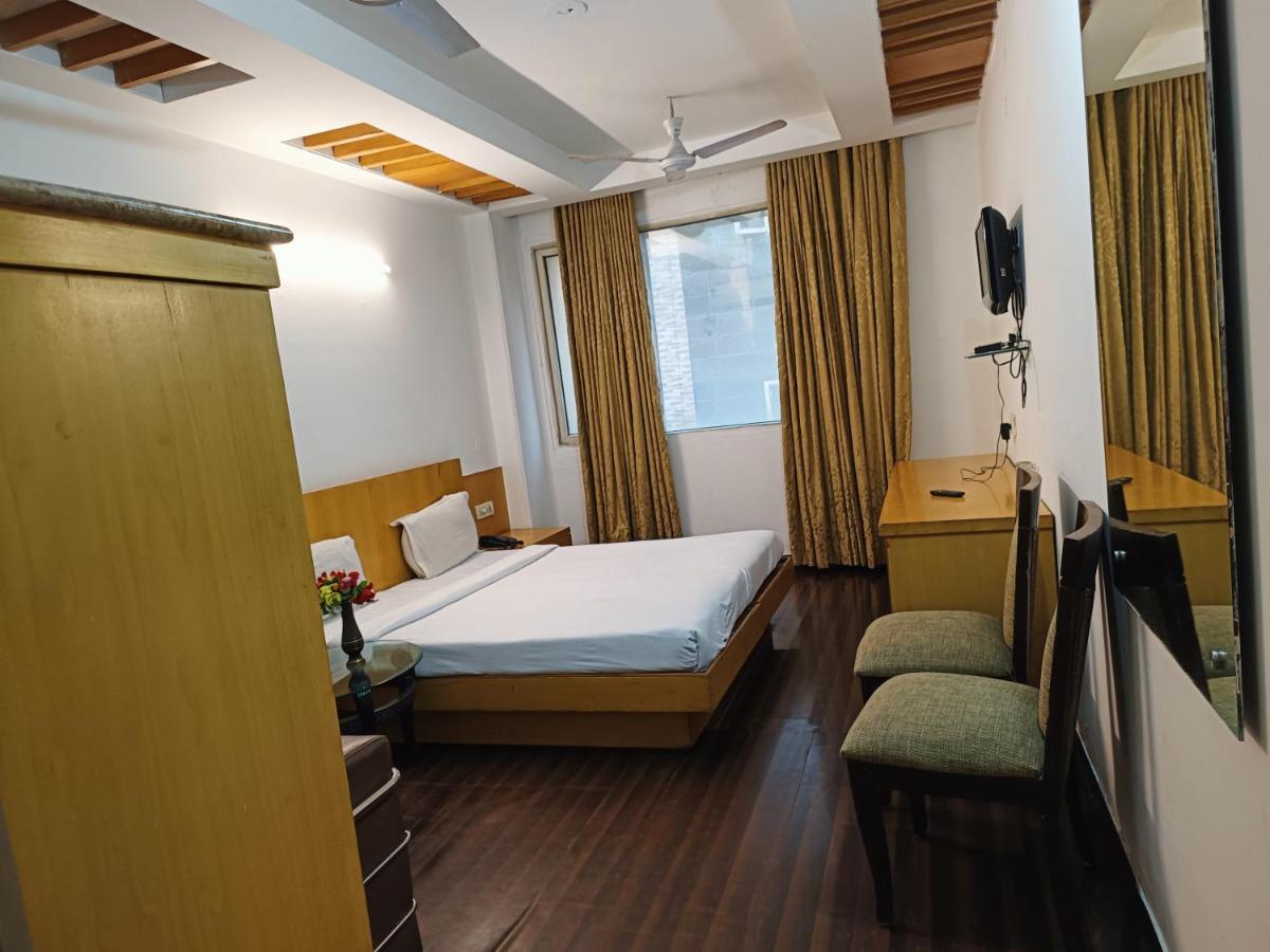 Hotel Tjs Grand Delhi  Exteriör bild