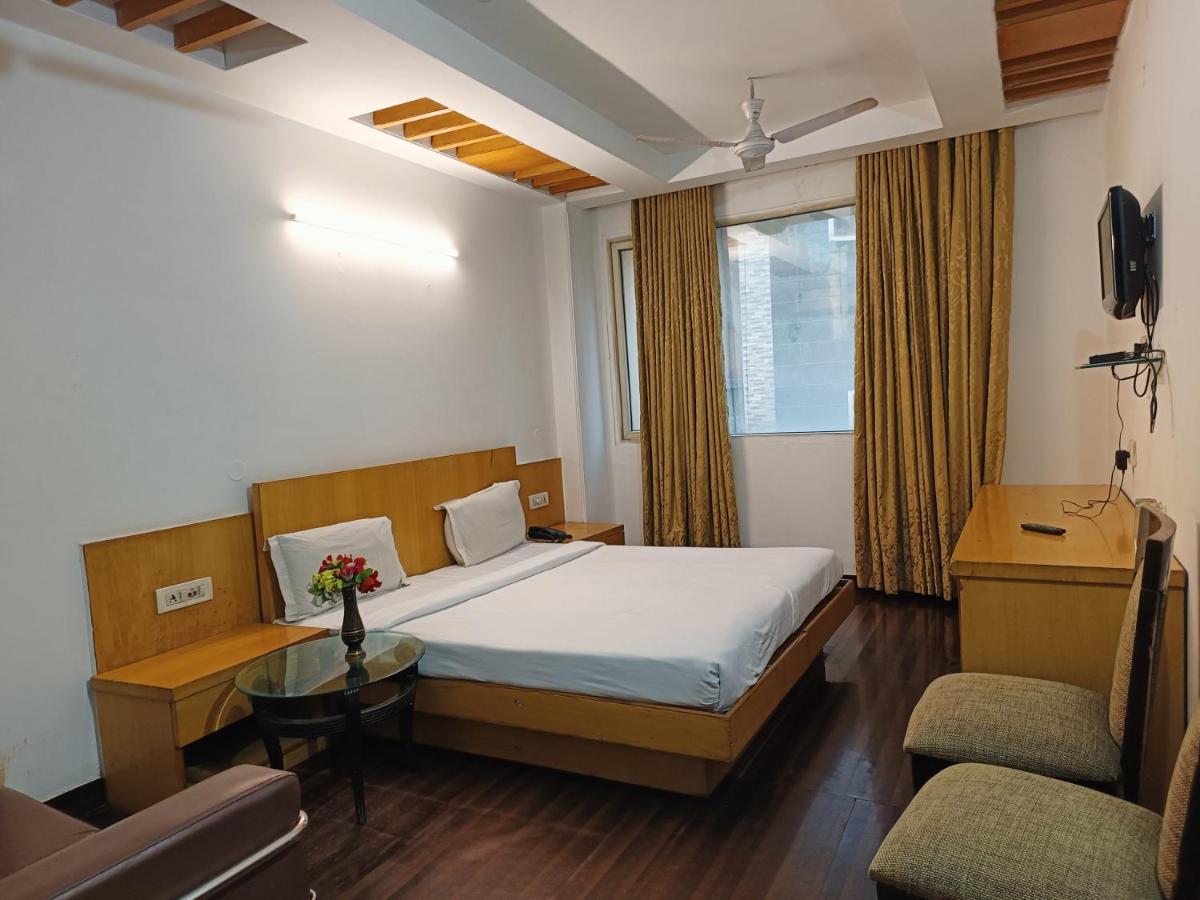 Hotel Tjs Grand Delhi  Exteriör bild