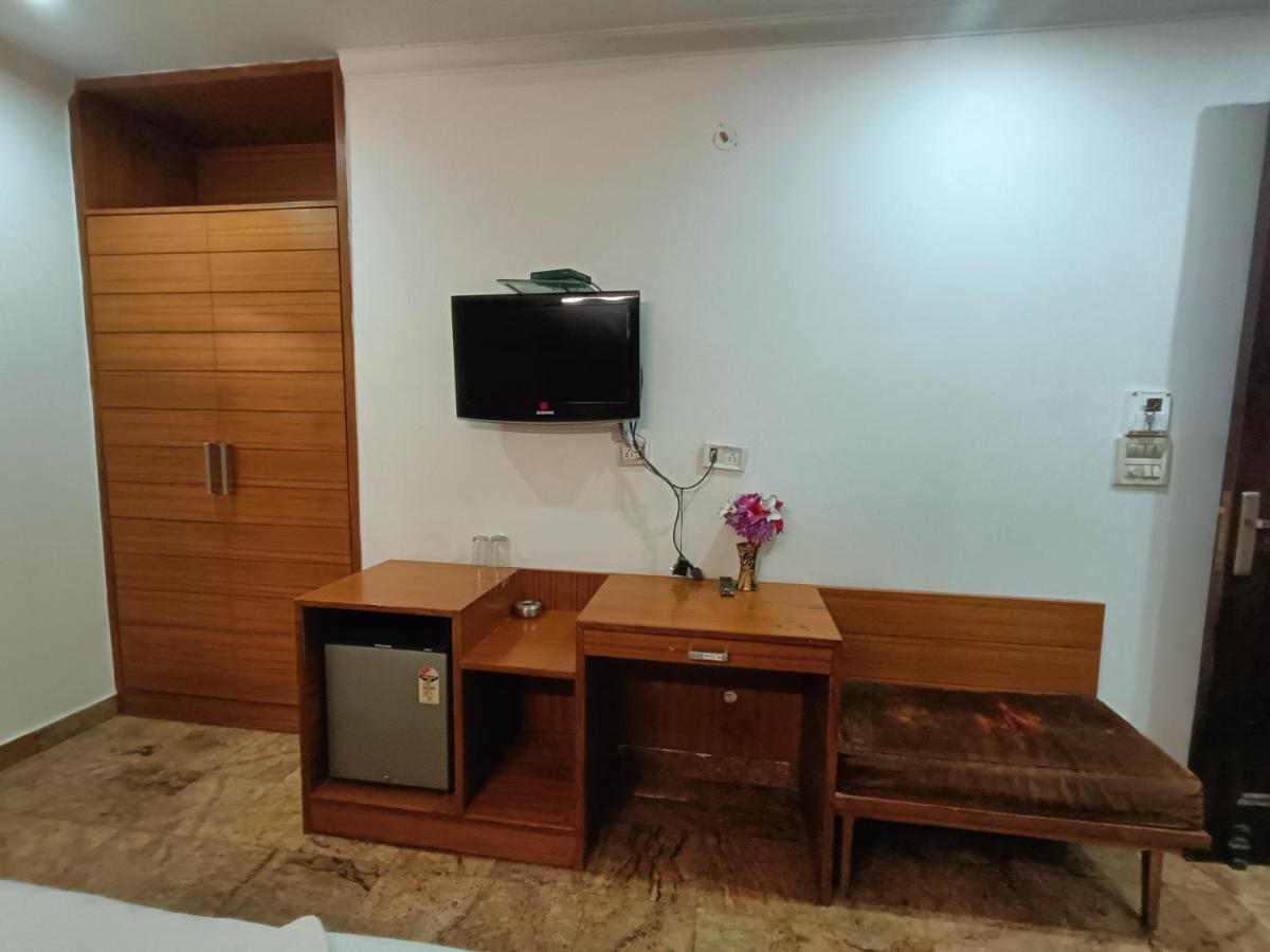 Hotel Tjs Grand Delhi  Exteriör bild