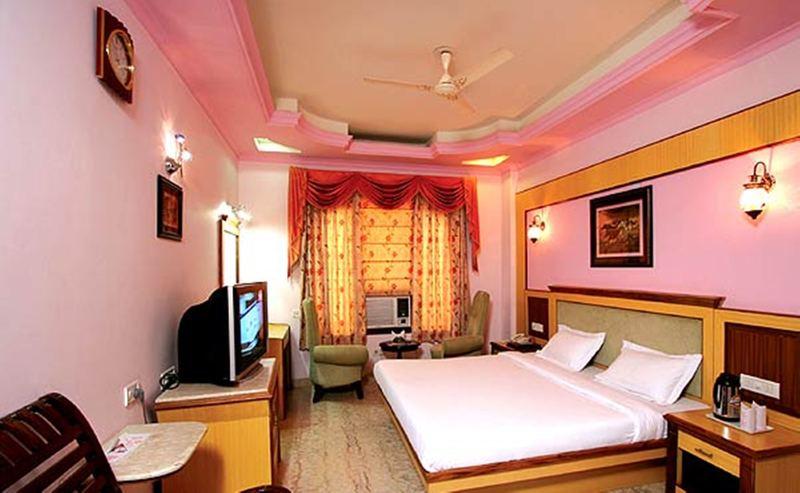 Hotel Tjs Grand Delhi  Exteriör bild