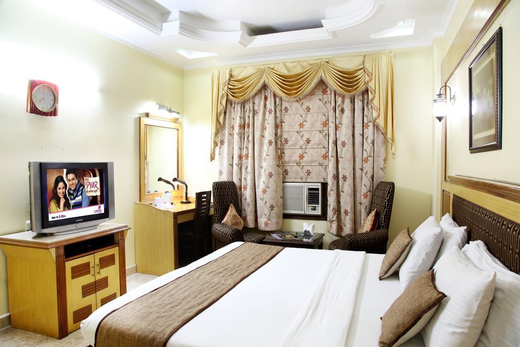 Hotel Tjs Grand Delhi  Exteriör bild
