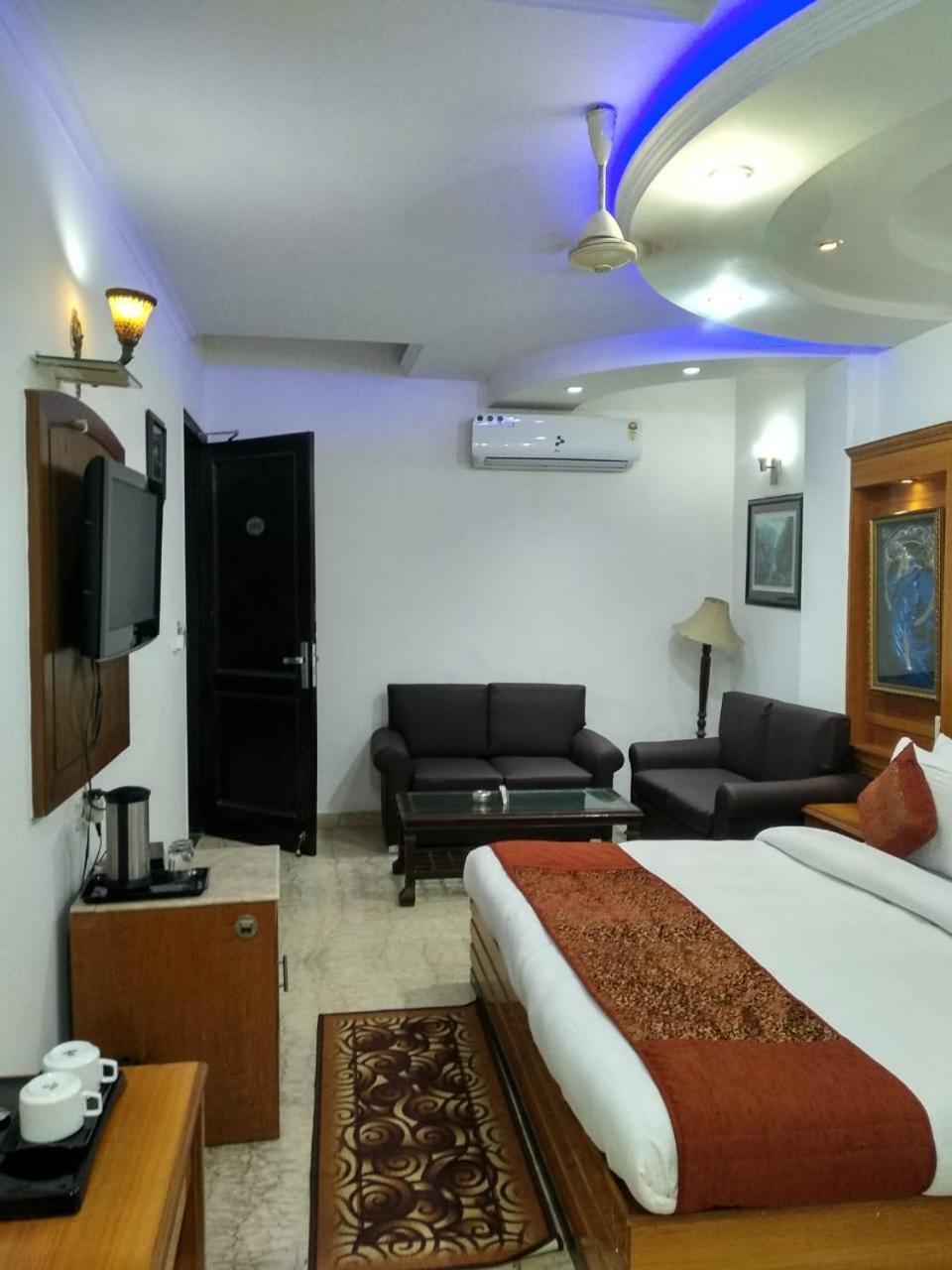 Hotel Tjs Grand Delhi  Exteriör bild