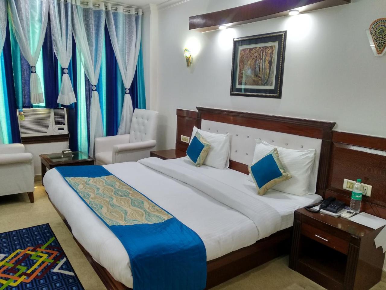 Hotel Tjs Grand Delhi  Exteriör bild