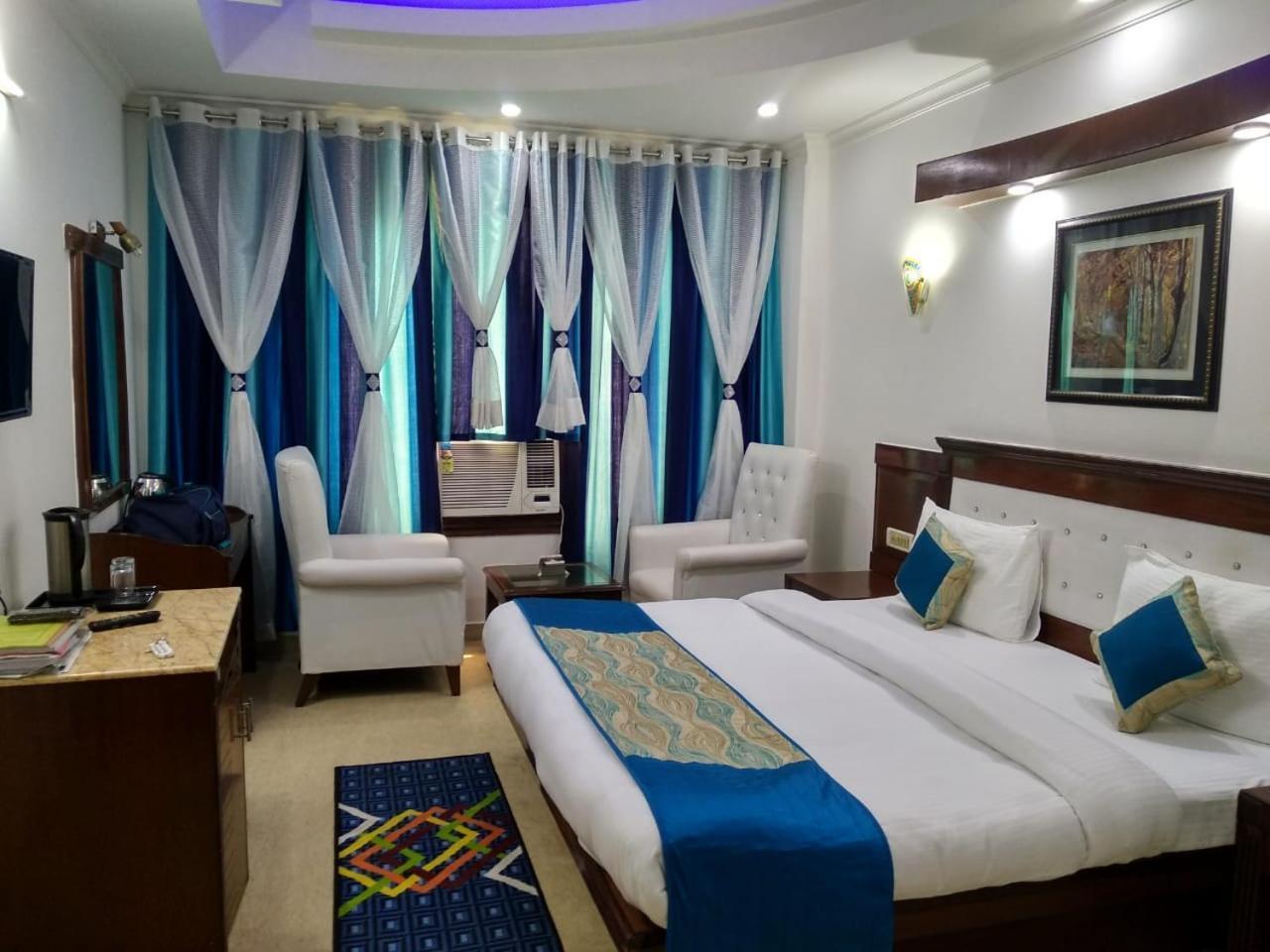 Hotel Tjs Grand Delhi  Exteriör bild