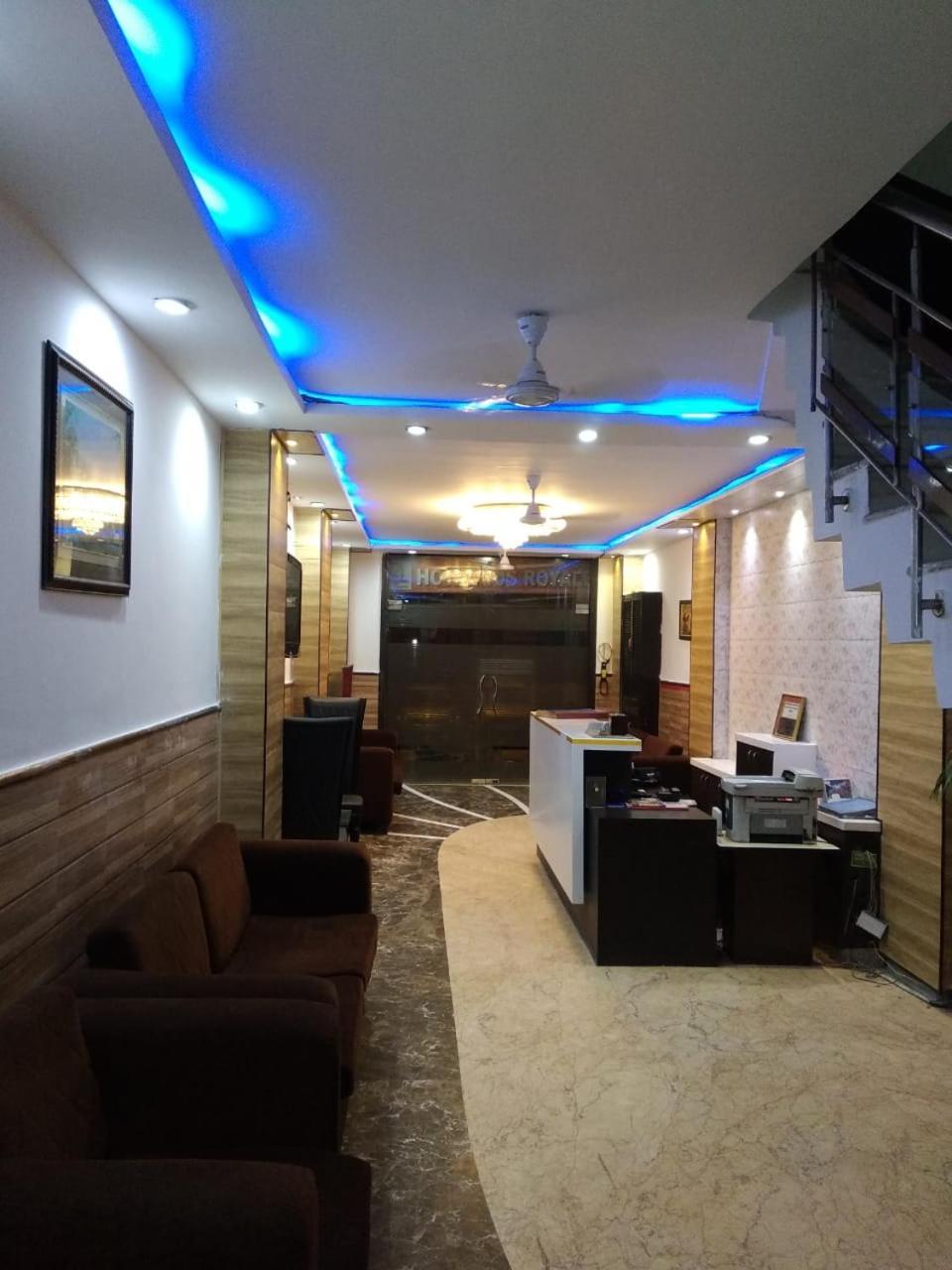 Hotel Tjs Grand Delhi  Exteriör bild