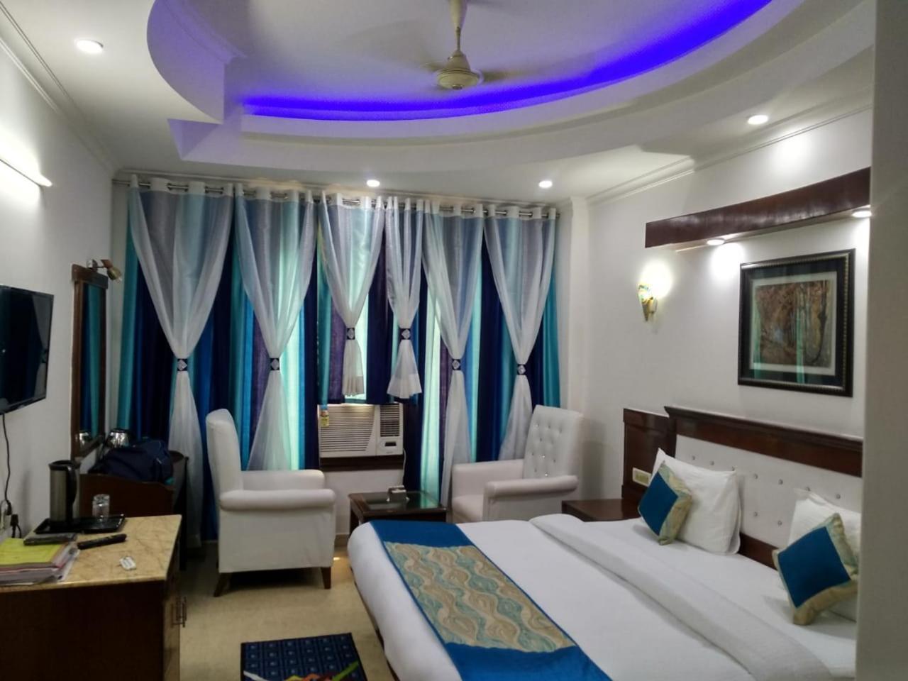 Hotel Tjs Grand Delhi  Exteriör bild